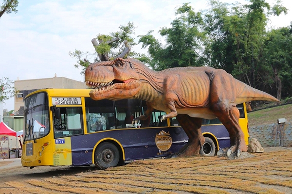 百果山探索樂園：【彰化景點】百果山探索樂園恐龍出沒~騎乘恐龍坐騎/占地8000坪/梁龍溜滑梯/三角龍攀岩/大暴龍恐攻/9D虛擬實境體驗館