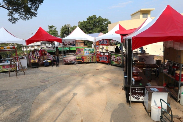 百果山探索樂園：【彰化景點】百果山探索樂園恐龍出沒~騎乘恐龍坐騎/占地8000坪/梁龍溜滑梯/三角龍攀岩/大暴龍恐攻/9D虛擬實境體驗館