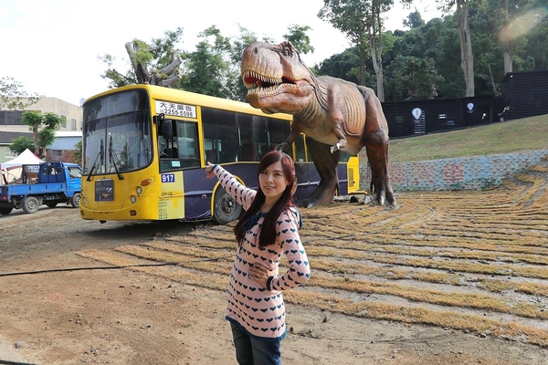 百果山探索樂園：【彰化景點】百果山探索樂園恐龍出沒~騎乘恐龍坐騎/占地8000坪/梁龍溜滑梯/三角龍攀岩/大暴龍恐攻/9D虛擬實境體驗館