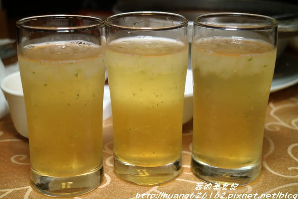 極鮮饌：【台北大安區】東區複合式創意料理『極鮮饌』激推 龍膽石斑魯肉飯、 蘿蔓龍膽石斑鬆、披著HAPPY的花枝、雪蛤香梨排骨湯、忠孝敦化站~