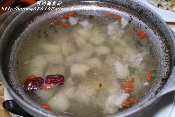 極鮮饌：【台北大安區】東區複合式創意料理『極鮮饌』激推 龍膽石斑魯肉飯、 蘿蔓龍膽石斑鬆、披著HAPPY的花枝、雪蛤香梨排骨湯、忠孝敦化站~