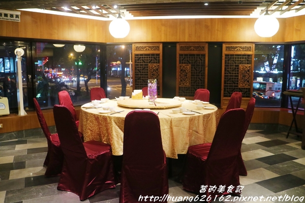 極鮮饌：【台北大安區】東區複合式創意料理『極鮮饌』激推 龍膽石斑魯肉飯、 蘿蔓龍膽石斑鬆、披著HAPPY的花枝、雪蛤香梨排骨湯、忠孝敦化站~