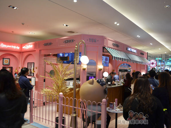 Line_Cafe01-滿滿的排隊人潮