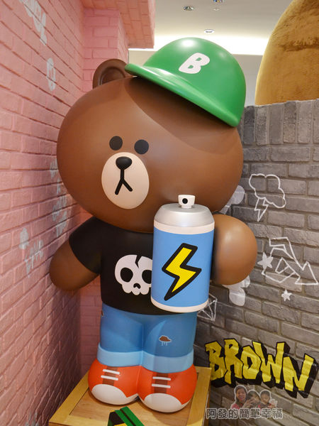 LINE專賣店21-饅頭人與熊大拍照區-熊大