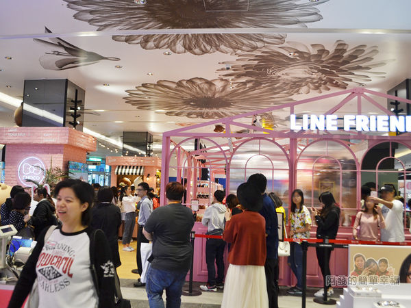 LINE專賣店11-人潮多的時候需排隊進場