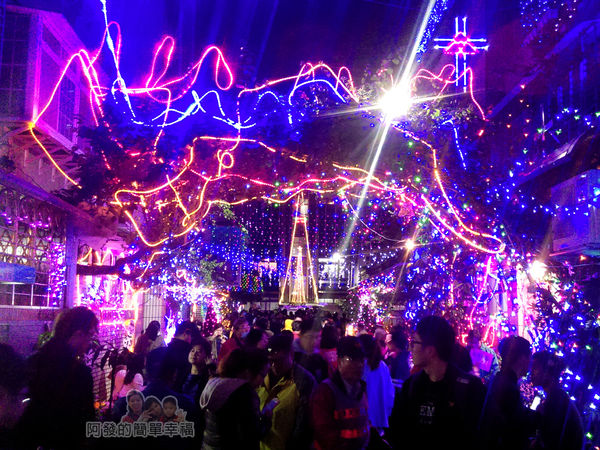 吉慶里聖誕巷06-滿滿的人潮充滿歡樂的氣氛海