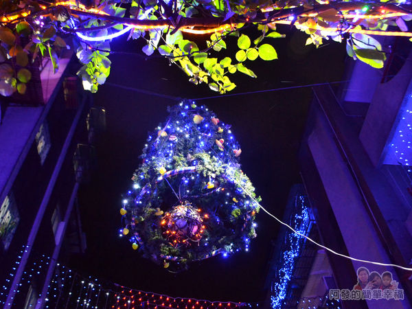 吉慶里聖誕巷15-懸掛空中巨大的聖誕鈴燈飾