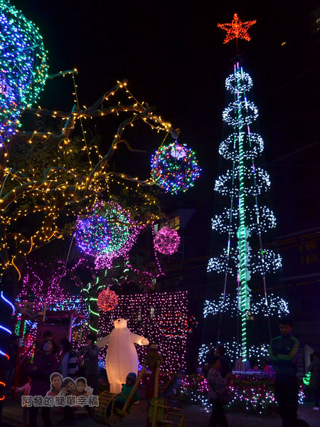 福興里聖誕公園07-運動設施區的白熊燈飾