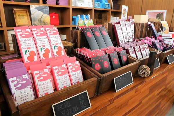 米田貢：【南投景點】埔里親子旅遊新景點米田貢~免門票入園/搭乘鐵道小火車/木製溜滑梯和沙坑/免費試吃整顆的米製水果酥