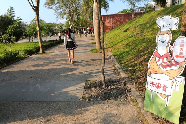 米田貢：【南投景點】埔里親子旅遊新景點米田貢~免門票入園/搭乘鐵道小火車/木製溜滑梯和沙坑/免費試吃整顆的米製水果酥