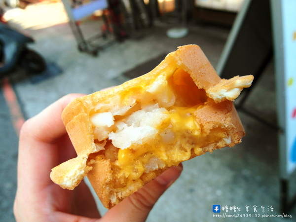 伍師傅車輪餅(南屯店):〖台中│美食〗伍師傅車輪餅(南屯店) ❤ 外皮超酥脆,內餡包起司薯餅好特別,還有起司蛋、奶油珍珠、冰淇淋等多種口味!!