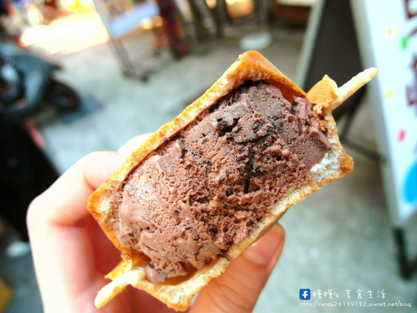 伍師傅車輪餅(南屯店):〖台中│美食〗伍師傅車輪餅(南屯店) ❤ 外皮超酥脆,內餡包起司薯餅好特別,還有起司蛋、奶油珍珠、冰淇淋等多種口味!!