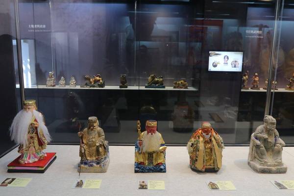 桃園市土地公文化館：【桃園景點】桃園市新景點~土地公文化館/好多種語音導覽跟互動遊戲/親子旅遊好去處/免費提供戲服來唱戲/廟宇建築及熱鬧的慶典活動