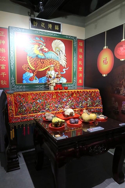 桃園市土地公文化館：【桃園景點】桃園市新景點~土地公文化館/好多種語音導覽跟互動遊戲/親子旅遊好去處/免費提供戲服來唱戲/廟宇建築及熱鬧的慶典活動