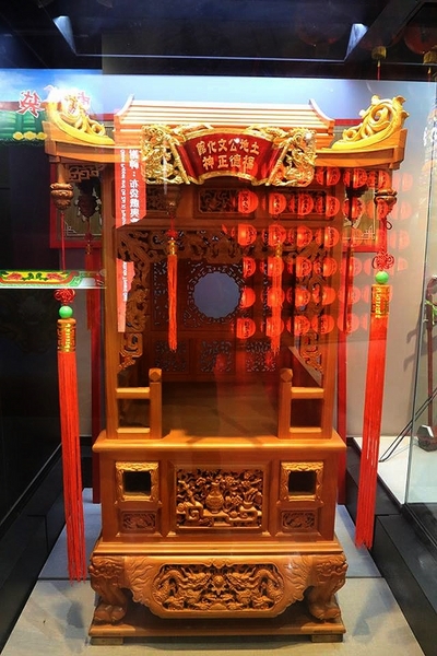 桃園市土地公文化館：【桃園景點】桃園市新景點~土地公文化館/好多種語音導覽跟互動遊戲/親子旅遊好去處/免費提供戲服來唱戲/廟宇建築及熱鬧的慶典活動