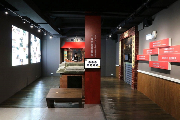 桃園市土地公文化館：【桃園景點】桃園市新景點~土地公文化館/好多種語音導覽跟互動遊戲/親子旅遊好去處/免費提供戲服來唱戲/廟宇建築及熱鬧的慶典活動