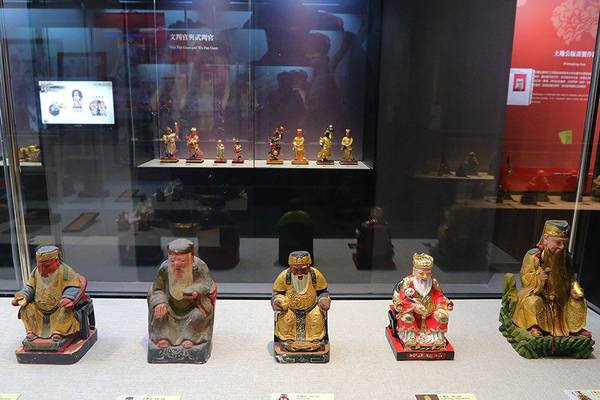 桃園市土地公文化館：【桃園景點】桃園市新景點~土地公文化館/好多種語音導覽跟互動遊戲/親子旅遊好去處/免費提供戲服來唱戲/廟宇建築及熱鬧的慶典活動