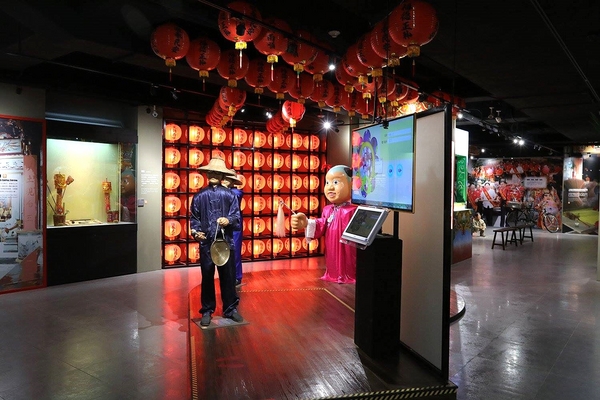 桃園市土地公文化館：【桃園景點】桃園市新景點~土地公文化館/好多種語音導覽跟互動遊戲/親子旅遊好去處/免費提供戲服來唱戲/廟宇建築及熱鬧的慶典活動