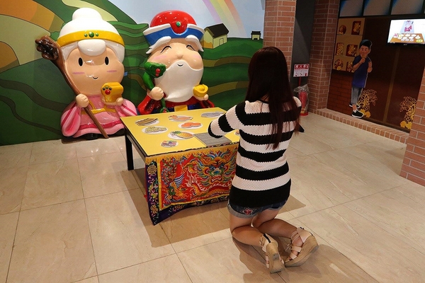 桃園市土地公文化館：【桃園景點】桃園市新景點~土地公文化館/好多種語音導覽跟互動遊戲/親子旅遊好去處/免費提供戲服來唱戲/廟宇建築及熱鬧的慶典活動