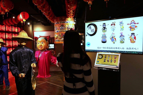 桃園市土地公文化館：【桃園景點】桃園市新景點~土地公文化館/好多種語音導覽跟互動遊戲/親子旅遊好去處/免費提供戲服來唱戲/廟宇建築及熱鬧的慶典活動