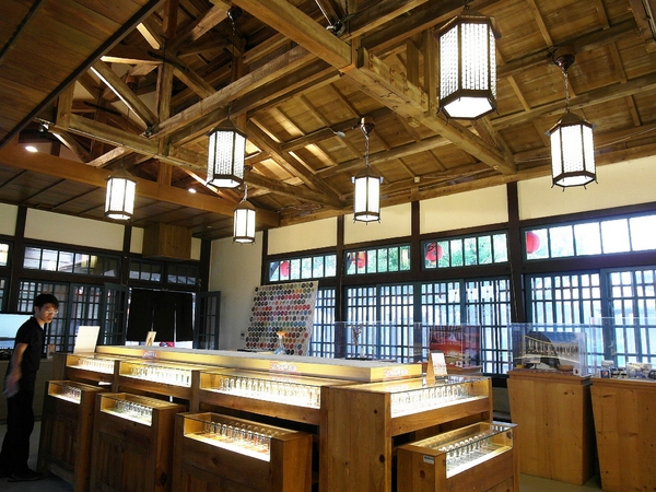 夕遊出張所(安平分室):【台南】必去熱門景點。夕遊出張所──免費/日系/鹽味冰淇淋/繽紛366種生日鹽!(文末推薦安平景點