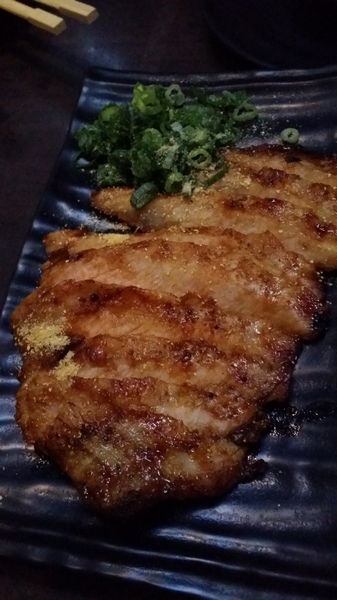 大眾立吞酒場:(胖樺食記)市民大道人氣店家:大眾立吞酒場。道地串燒小酌聚餐皆宜。