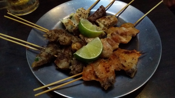 大眾立吞酒場:(胖樺食記)市民大道人氣店家:大眾立吞酒場。道地串燒小酌聚餐皆宜。