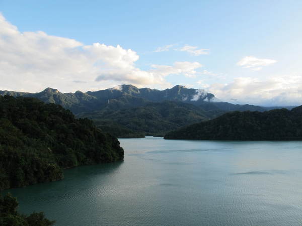 大溪湖畔咖啡：(胖樺食記)桃園大溪湖畔咖啡。世外桃源的人間仙境讓人如癡如醉。