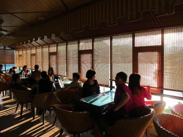 大溪湖畔咖啡:(胖樺食記)桃園大溪湖畔咖啡。世外桃源的人間仙境讓人如癡如醉。