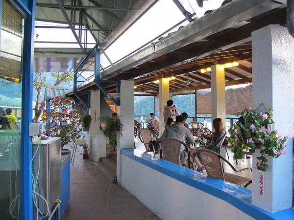 大溪湖畔咖啡：(胖樺食記)桃園大溪湖畔咖啡。世外桃源的人間仙境讓人如癡如醉。