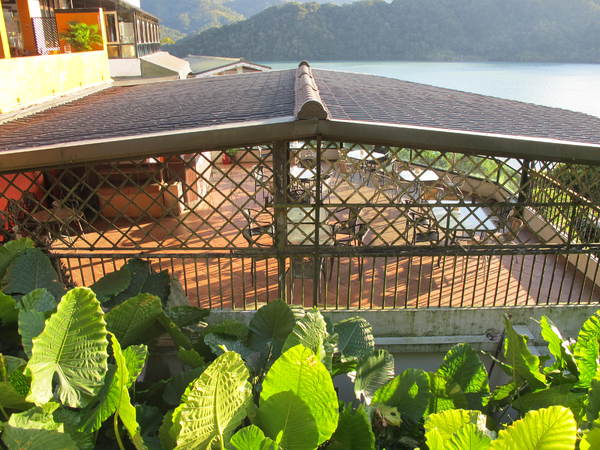 大溪湖畔咖啡：(胖樺食記)桃園大溪湖畔咖啡。世外桃源的人間仙境讓人如癡如醉。