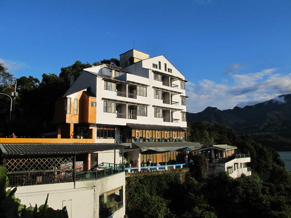 大溪湖畔咖啡：(胖樺食記)桃園大溪湖畔咖啡。世外桃源的人間仙境讓人如癡如醉。