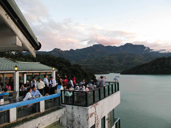 大溪湖畔咖啡:(胖樺食記)桃園大溪湖畔咖啡。世外桃源的人間仙境讓人如癡如醉。