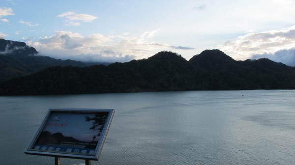 大溪湖畔咖啡：(胖樺食記)桃園大溪湖畔咖啡。世外桃源的人間仙境讓人如癡如醉。