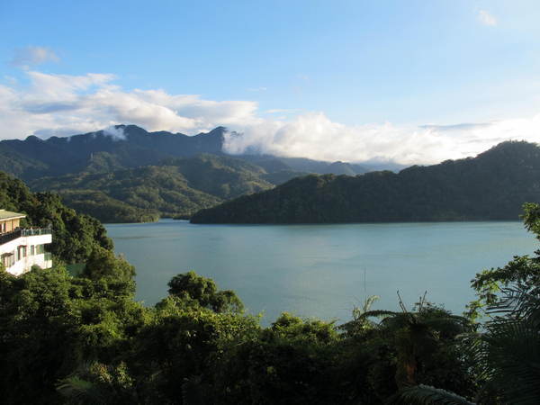 大溪湖畔咖啡:(胖樺食記)桃園大溪湖畔咖啡。世外桃源的人間仙境讓人如癡如醉。