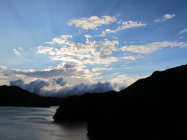大溪湖畔咖啡：(胖樺食記)桃園大溪湖畔咖啡。世外桃源的人間仙境讓人如癡如醉。