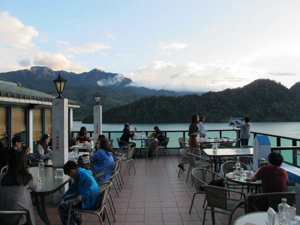 大溪湖畔咖啡：(胖樺食記)桃園大溪湖畔咖啡。世外桃源的人間仙境讓人如癡如醉。