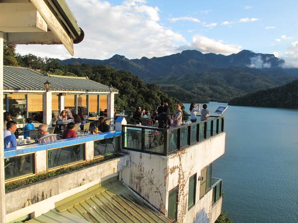 大溪湖畔咖啡:(胖樺食記)桃園大溪湖畔咖啡。世外桃源的人間仙境讓人如癡如醉。