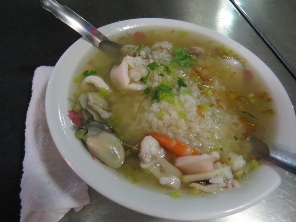 六合夜市：【高雄六合夜市】必嚐四小吃:莊記海鮮粥&烤肉之家&鄭老牌木瓜牛奶&東山鴨頭