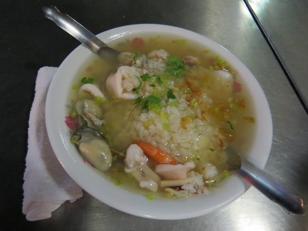 六合夜市：【高雄六合夜市】必嚐四小吃:莊記海鮮粥&烤肉之家&鄭老牌木瓜牛奶&東山鴨頭