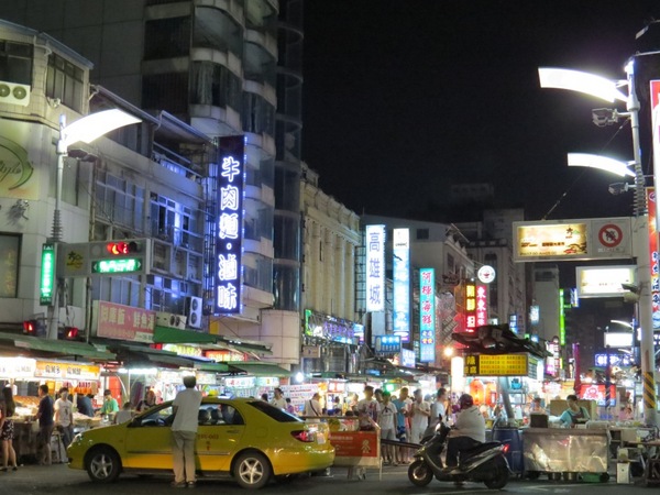 六合夜市：【高雄六合夜市】必嚐四小吃:莊記海鮮粥&烤肉之家&鄭老牌木瓜牛奶&東山鴨頭