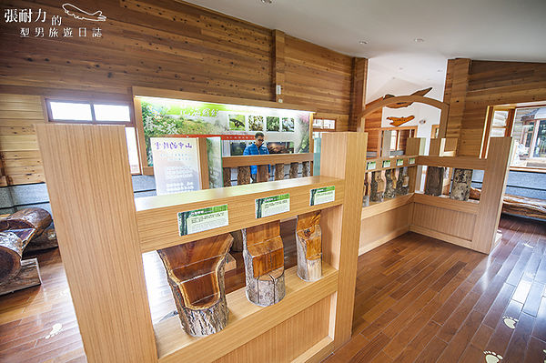 中間遊客中心 展示木頭 拷貝.jpg
