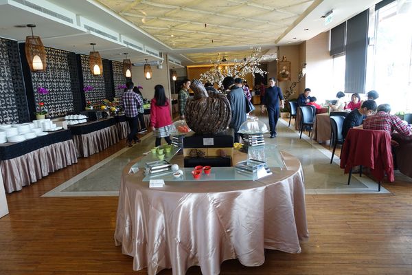 日月行館觀光國際酒店：(胖樺食記)南投縣六星級” 日月潭‧日月行館國際觀光酒店” 。貴婦下午茶佐以無敵湖光山色美景。