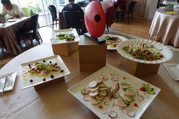 日月行館觀光國際酒店：(胖樺食記)南投縣六星級” 日月潭‧日月行館國際觀光酒店” 。貴婦下午茶佐以無敵湖光山色美景。