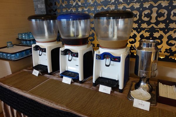 日月行館觀光國際酒店：(胖樺食記)南投縣六星級” 日月潭‧日月行館國際觀光酒店” 。貴婦下午茶佐以無敵湖光山色美景。