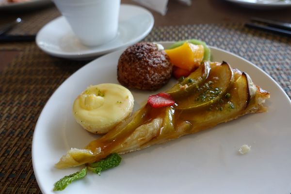 日月行館觀光國際酒店：(胖樺食記)南投縣六星級” 日月潭‧日月行館國際觀光酒店” 。貴婦下午茶佐以無敵湖光山色美景。