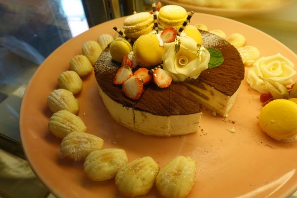 日月行館觀光國際酒店：(胖樺食記)南投縣六星級” 日月潭‧日月行館國際觀光酒店” 。貴婦下午茶佐以無敵湖光山色美景。