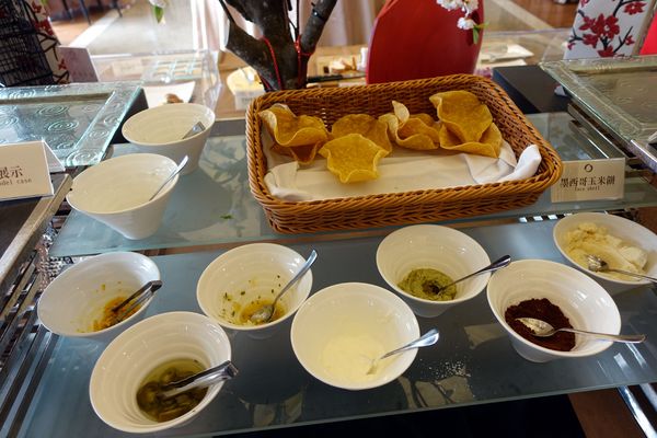 日月行館觀光國際酒店：(胖樺食記)南投縣六星級” 日月潭‧日月行館國際觀光酒店” 。貴婦下午茶佐以無敵湖光山色美景。