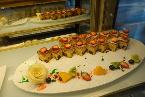 日月行館觀光國際酒店：(胖樺食記)南投縣六星級” 日月潭‧日月行館國際觀光酒店” 。貴婦下午茶佐以無敵湖光山色美景。