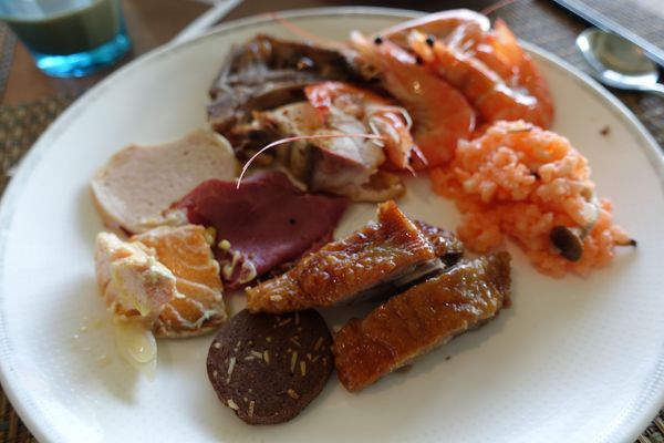 日月行館觀光國際酒店：(胖樺食記)南投縣六星級” 日月潭‧日月行館國際觀光酒店” 。貴婦下午茶佐以無敵湖光山色美景。